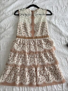 BCBG maxazria women Ivory and Blush Lace Tiered Dress